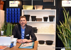 Ted Verbraeken van De Bruin PlanPot stond op de beurs met hun Eco-trays die volledig van karton zijn.